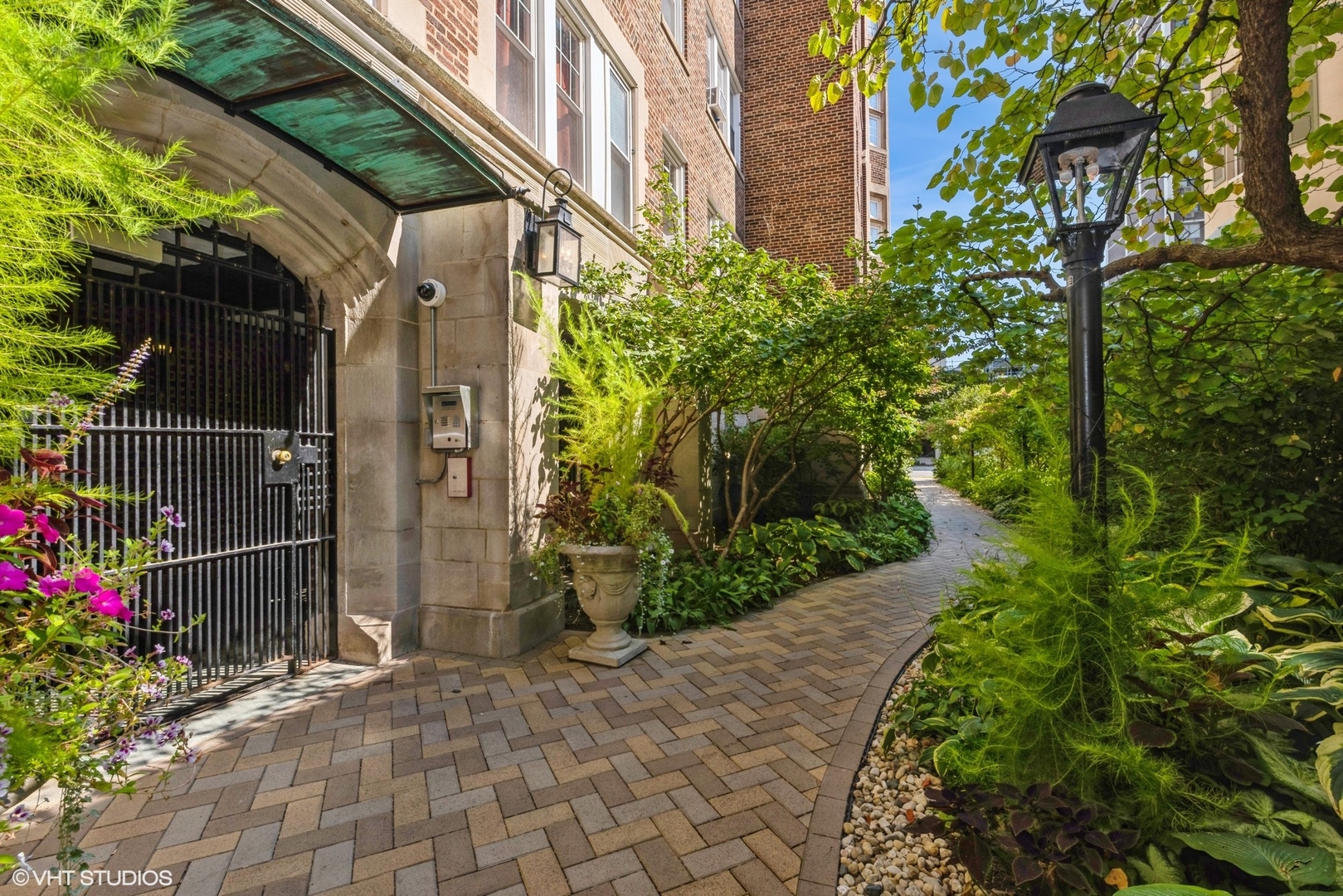 6334 North Sheridan Road, Unit 4C Chicago, IL 60660 - Photo 2 of 13 a backyard of a house with lots of green space