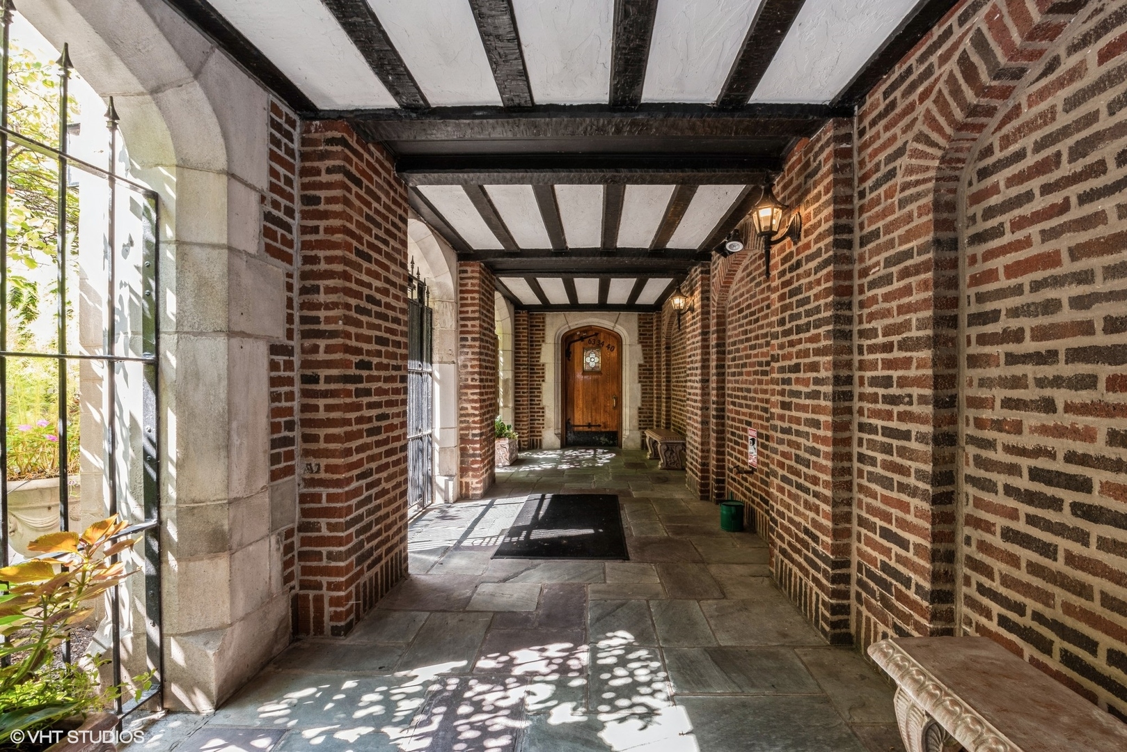 6334 North Sheridan Road, Unit 4C Chicago, IL 60660 - Photo 3 of 13 a view of entryway
