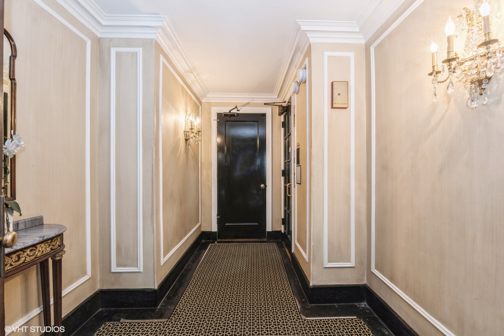 6334 North Sheridan Road, Unit 4C Chicago, IL 60660 - Photo 5 of 13 a view of a hallway with wooden floor and a bathroom