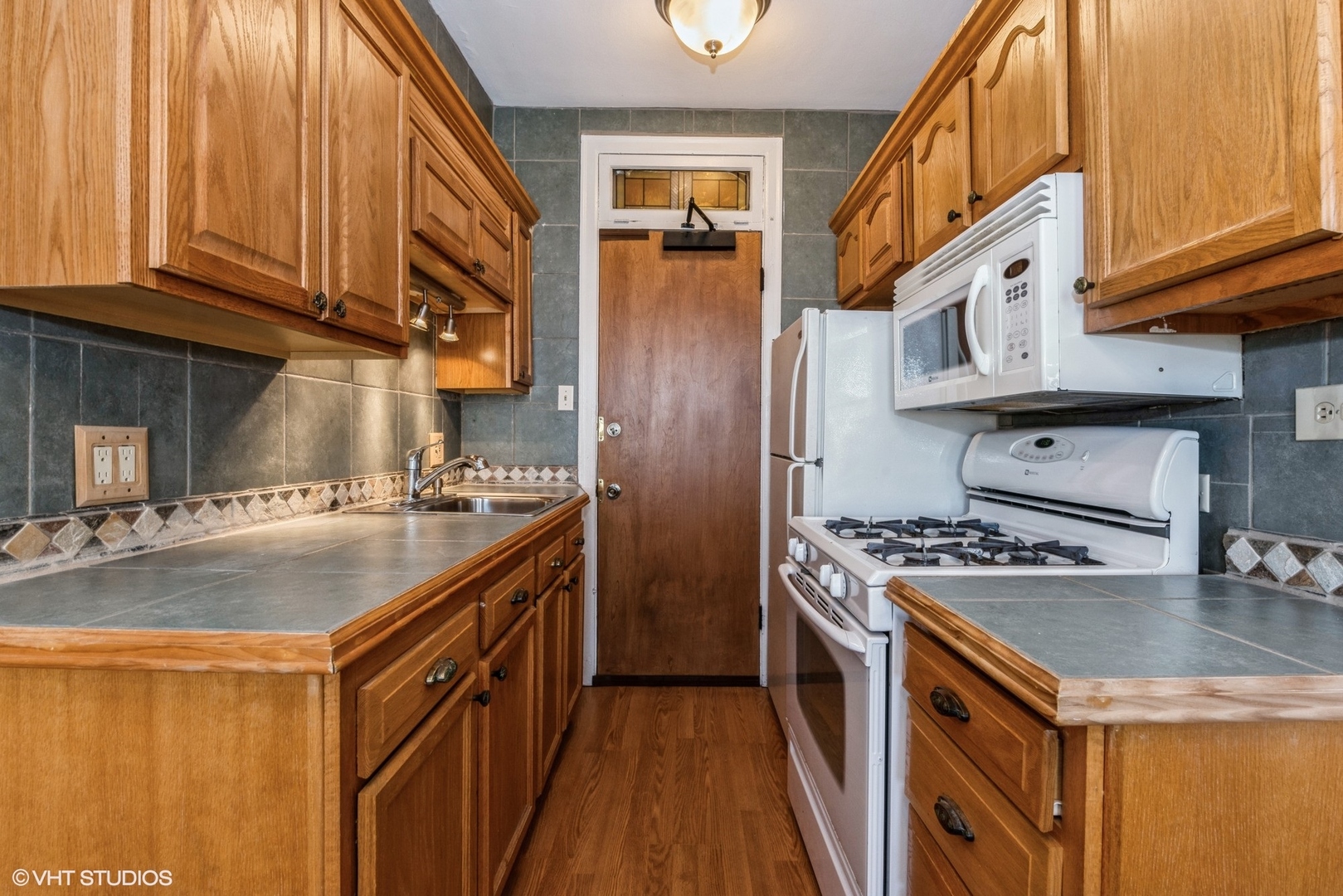 6334 North Sheridan Road, Unit 4C Chicago, IL 60660 - Photo 8 of 13 a kitchen with stainless steel appliances granite countertop a stove and a sink