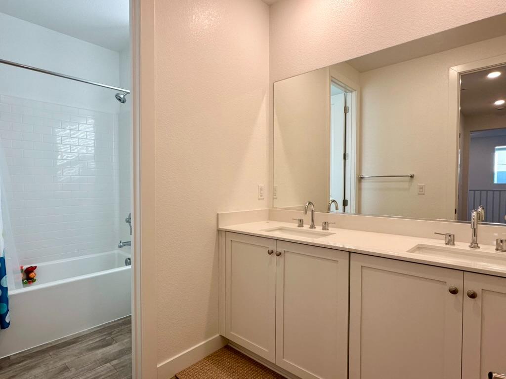 1770 Flaxen Court Manteca, CA 95337 - Photo 21 of 27 2nd bathroom in the upper floor