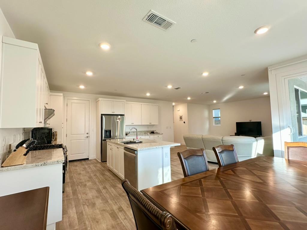 1770 Flaxen Court Manteca, CA 95337 - Photo 7 of 27 Kitchen and Dining Combo