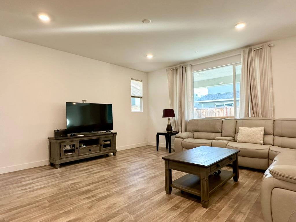 1770 Flaxen Court Manteca, CA 95337 - Photo 9 of 27 Family room