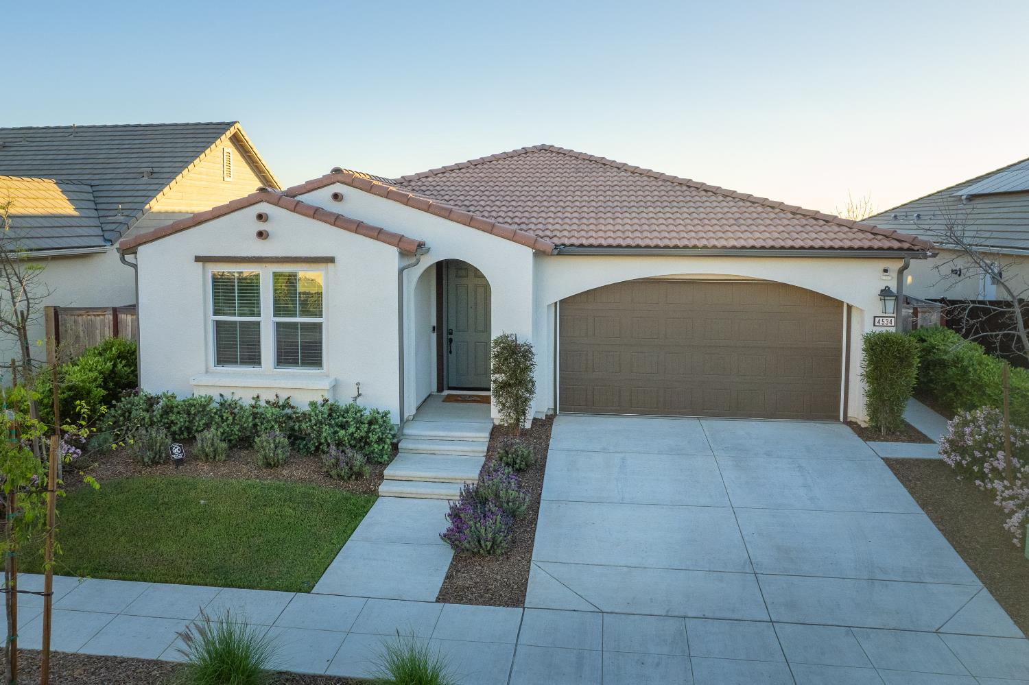 4534 Hillside Road Madera, CA 93636 - Photo 62 of 92 front view of a house and a yard