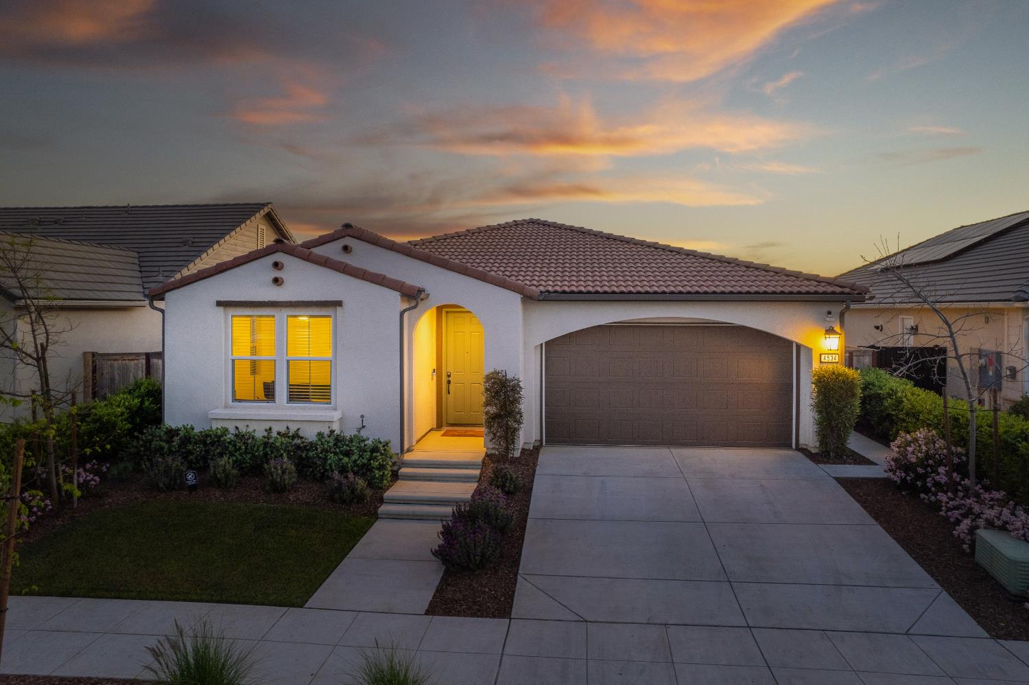 4534 Hillside Road Madera, CA 93636 - Photo 73 of 92 a front view of a house with garden