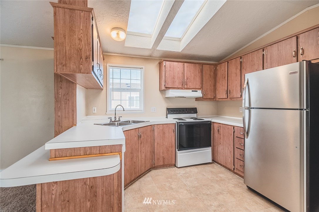 4727 Owens Road Northeast, Unit 20 Moses Lake, WA 98837 - Photo 14 of 36 a kitchen with a refrigerator sink and stove
