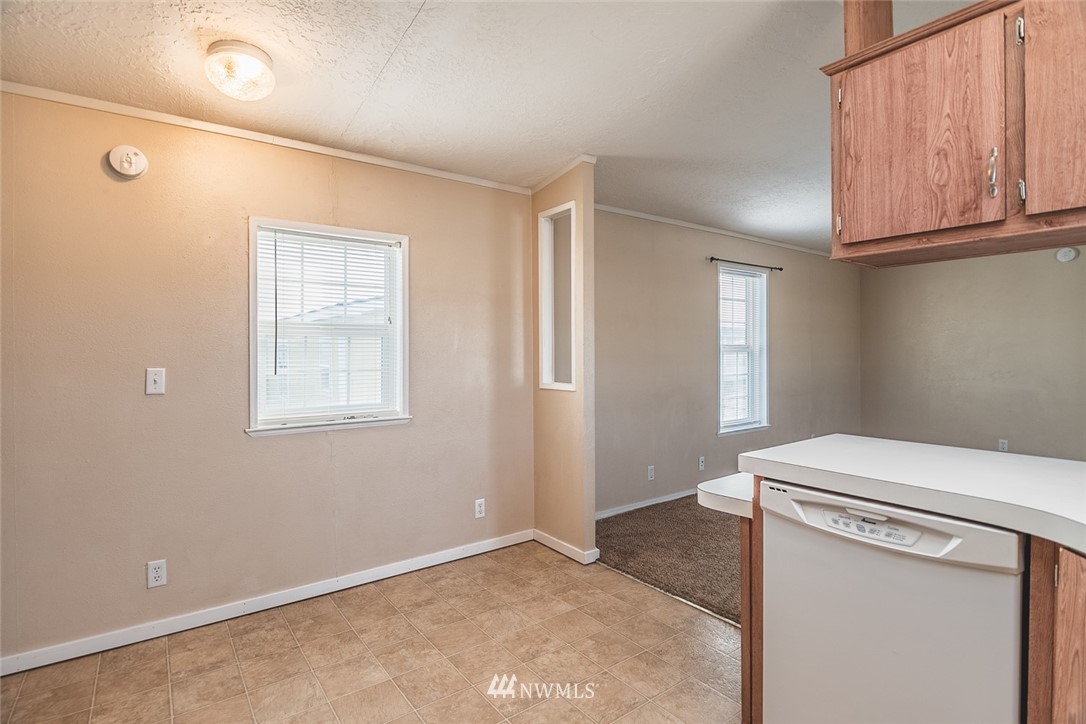 4727 Owens Road Northeast, Unit 20 Moses Lake, WA 98837 - Photo 16 of 36 a utility room with dryer and washer