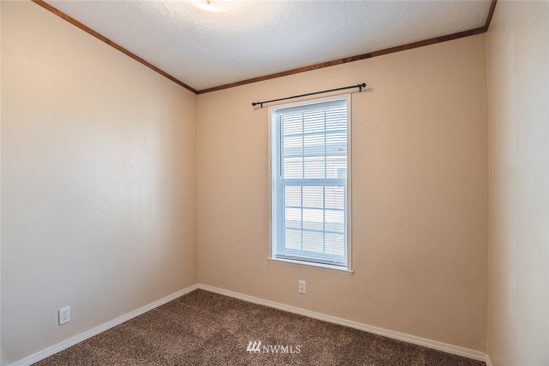 4727 Owens Road Northeast, Unit 20 Moses Lake, WA 98837 - Photo 18 of 36 an empty room with windows
