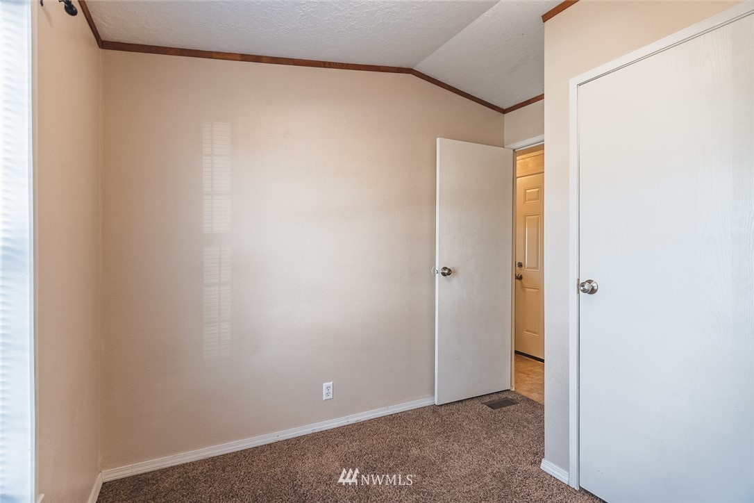 4727 Owens Road Northeast, Unit 20 Moses Lake, WA 98837 - Photo 20 of 36 a view of an empty room