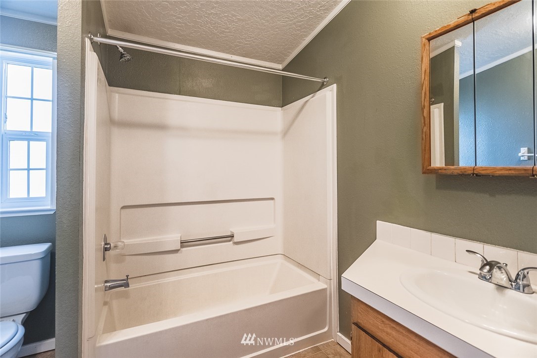 4727 Owens Road Northeast, Unit 20 Moses Lake, WA 98837 - Photo 21 of 36 a bathroom with a bathtub and a sink