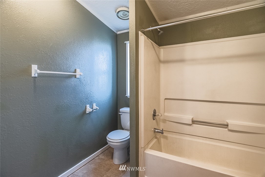 4727 Owens Road Northeast, Unit 20 Moses Lake, WA 98837 - Photo 22 of 36 a bathroom with a toilet and a shower