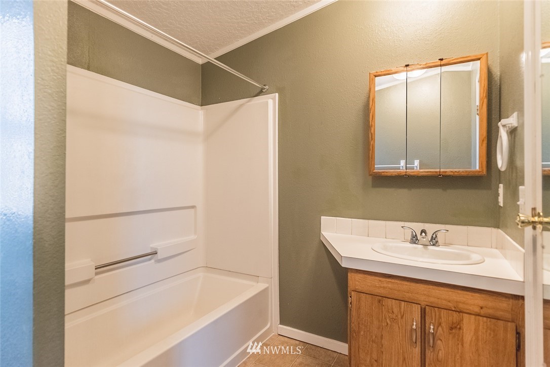 4727 Owens Road Northeast, Unit 20 Moses Lake, WA 98837 - Photo 23 of 36 a bathroom with a sink and a mirror