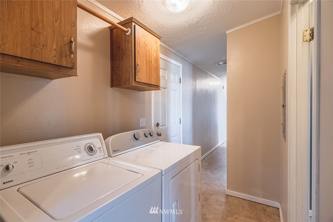 4727 Owens Road Northeast, Unit 20 Moses Lake, WA 98837 - Photo 24 of 36 a utility room with dryer and washer