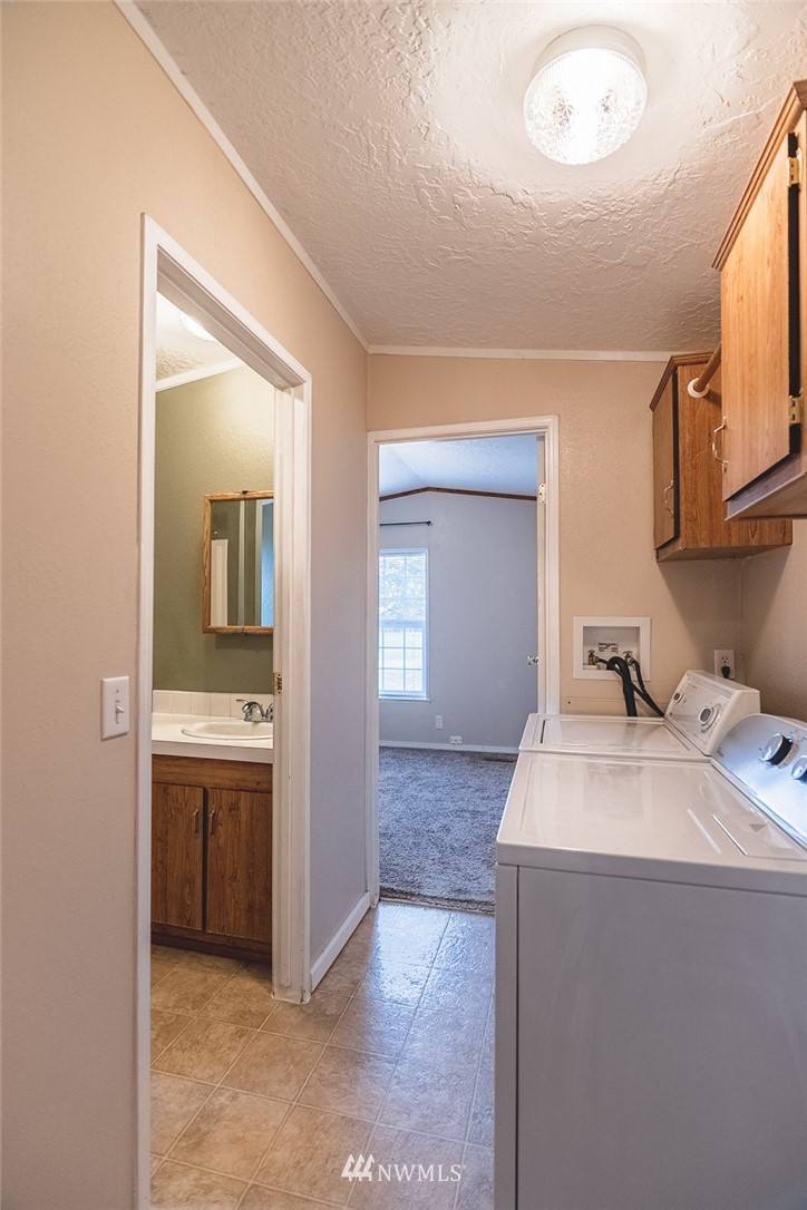 4727 Owens Road Northeast, Unit 20 Moses Lake, WA 98837 - Photo 25 of 36 a room with a sink vanity and mirror