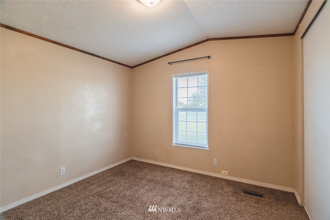4727 Owens Road Northeast, Unit 20 Moses Lake, WA 98837 - Photo 26 of 36 an empty room with windows