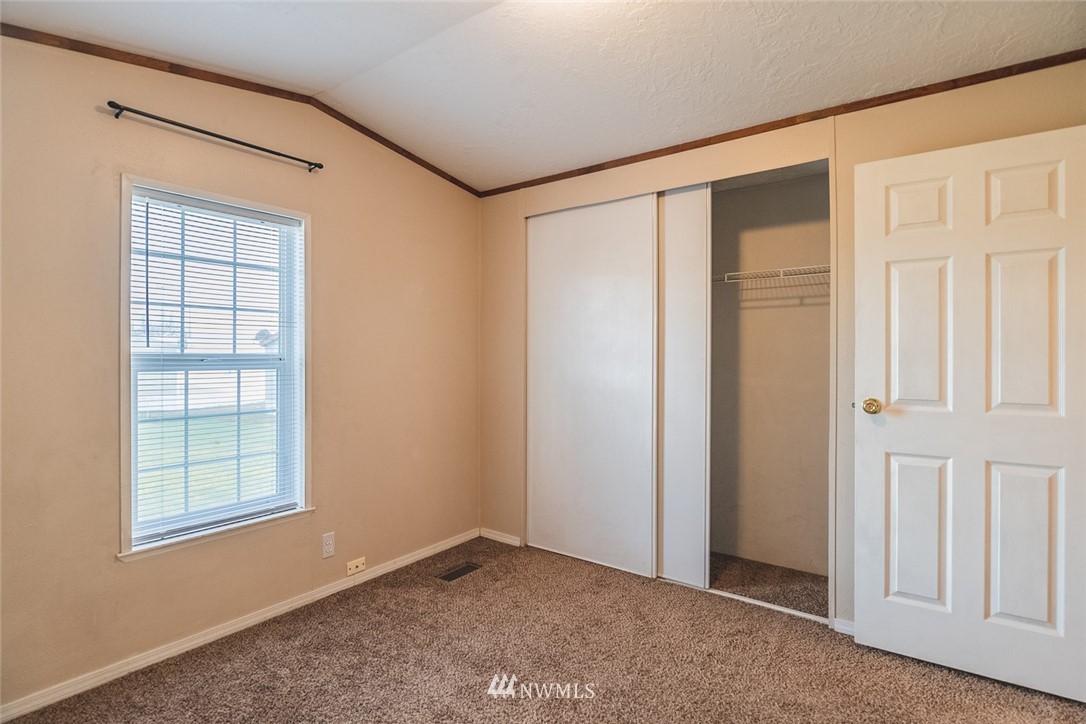 4727 Owens Road Northeast, Unit 20 Moses Lake, WA 98837 - Photo 27 of 36 an empty room with windows