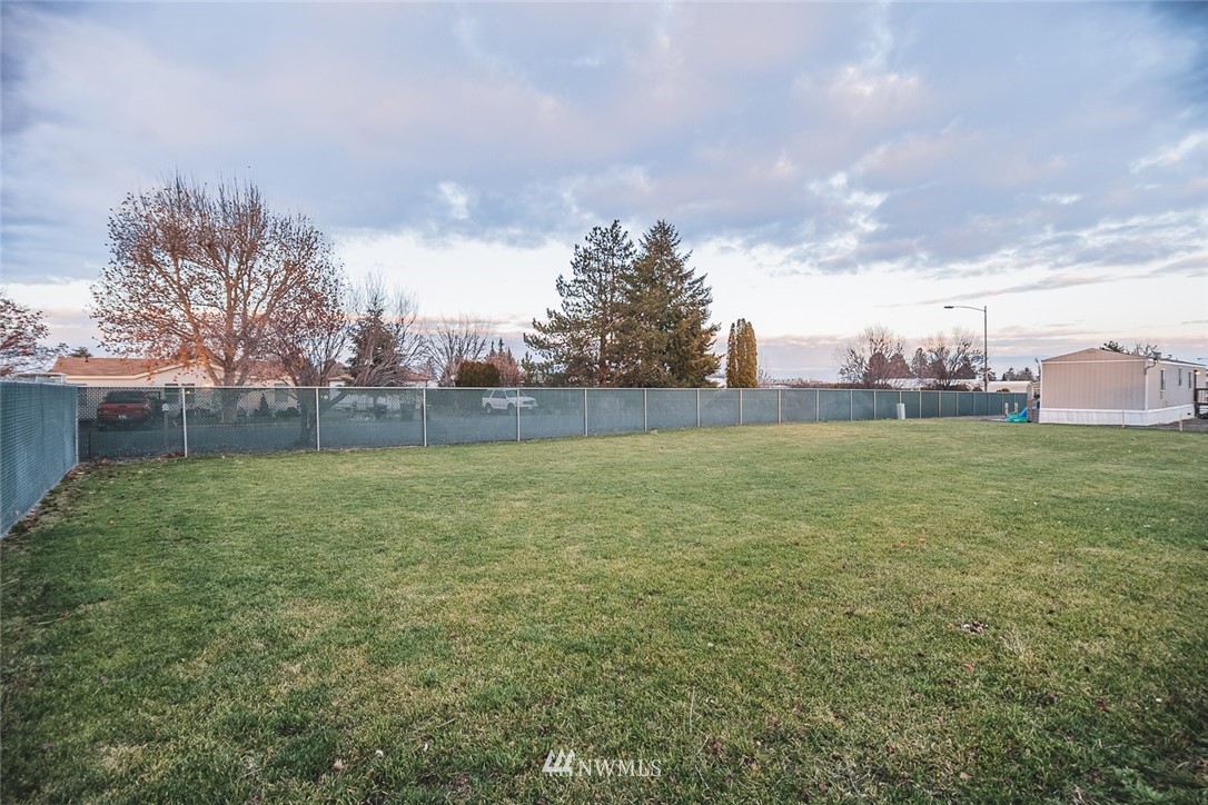 4727 Owens Road Northeast, Unit 20 Moses Lake, WA 98837 - Photo 33 of 36 a view of a green field