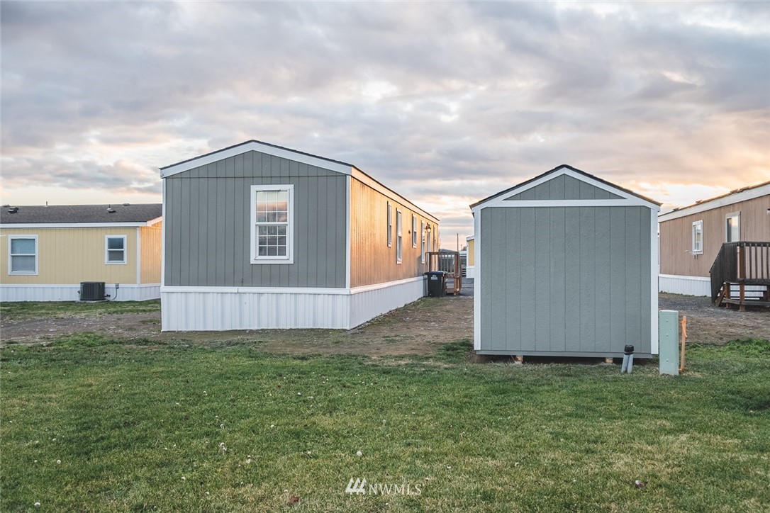 4727 Owens Road Northeast, Unit 20 Moses Lake, WA 98837 - Photo 34 of 36 a house view with a garden