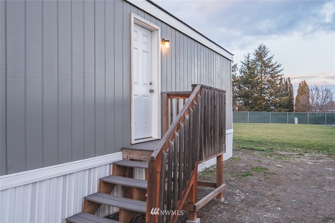 4727 Owens Road Northeast, Unit 20 Moses Lake, WA 98837 - Photo 35 of 36 a view of a backyard with wooden fence