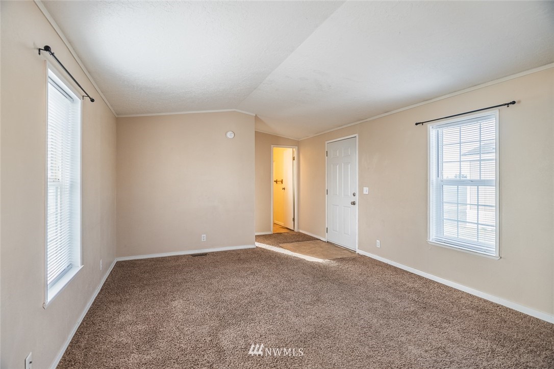 4727 Owens Road Northeast, Unit 20 Moses Lake, WA 98837 - Photo 5 of 36 an empty room with windows