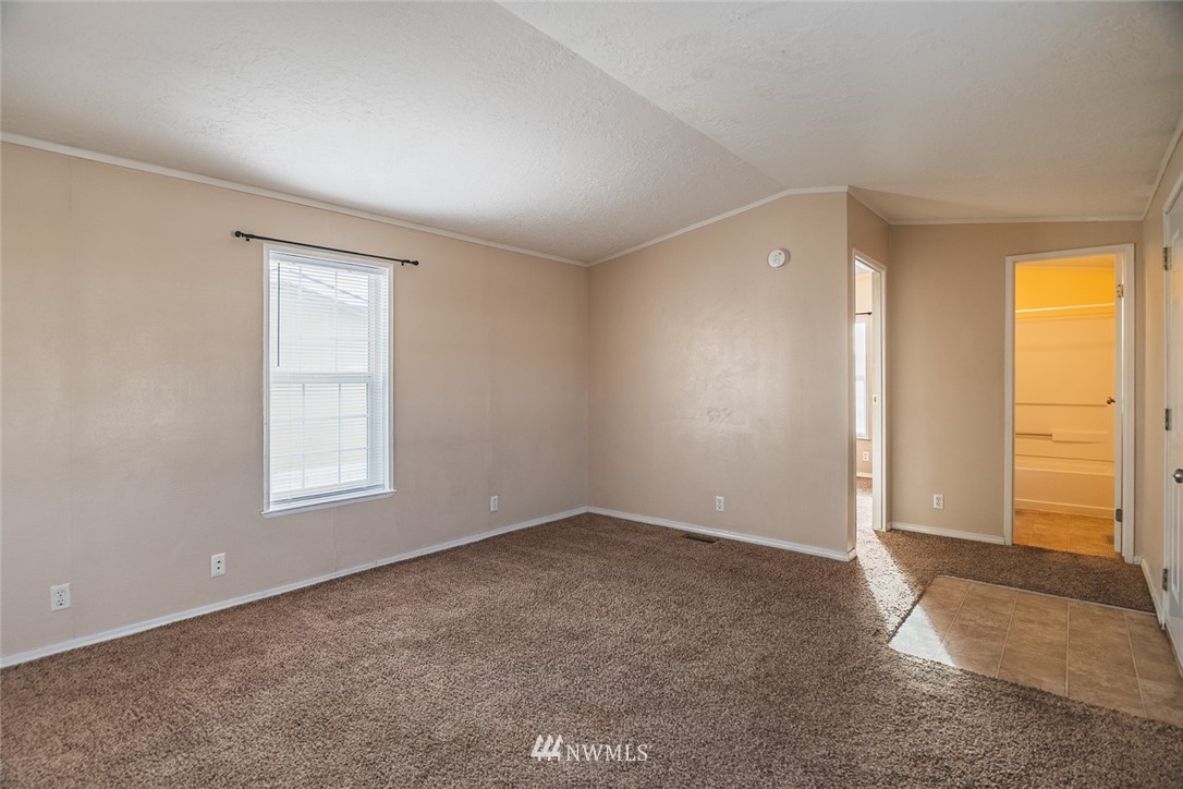 4727 Owens Road Northeast, Unit 20 Moses Lake, WA 98837 - Photo 6 of 36 an empty room with windows and closet