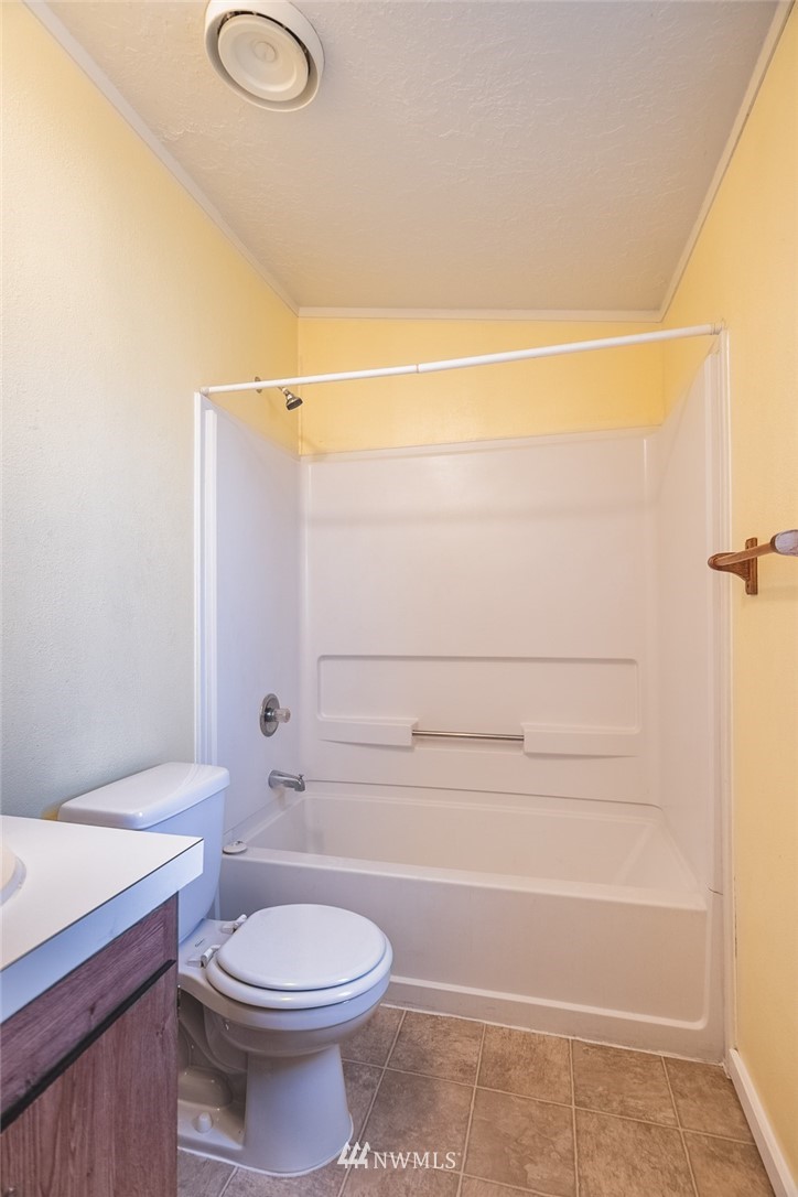 4727 Owens Road Northeast, Unit 20 Moses Lake, WA 98837 - Photo 7 of 36 a bathroom with a toilet and a shower