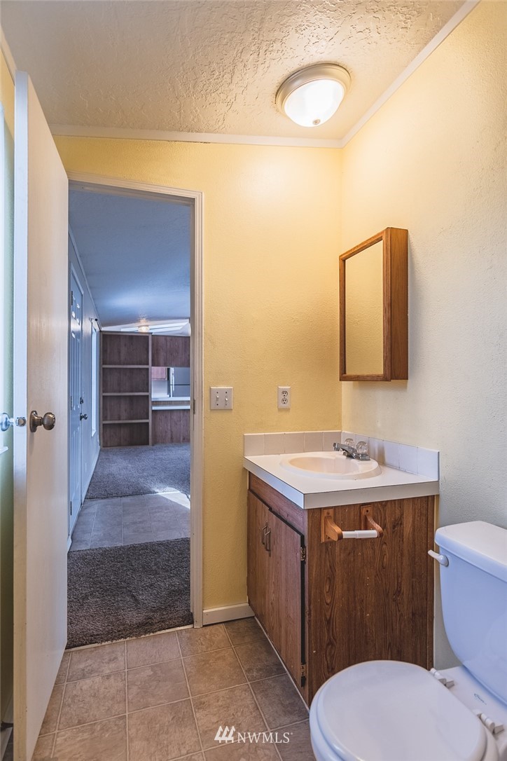 4727 Owens Road Northeast, Unit 20 Moses Lake, WA 98837 - Photo 8 of 36 a bathroom with a toilet sink and mirror