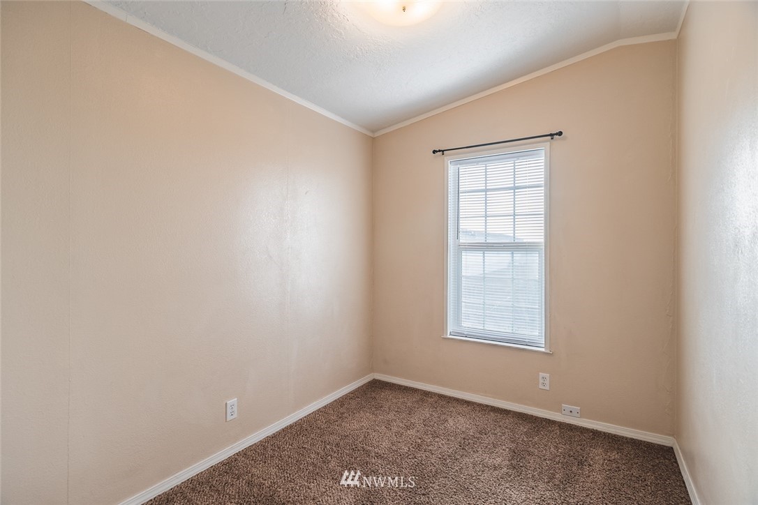 4727 Owens Road Northeast, Unit 20 Moses Lake, WA 98837 - Photo 9 of 36 an empty room with windows