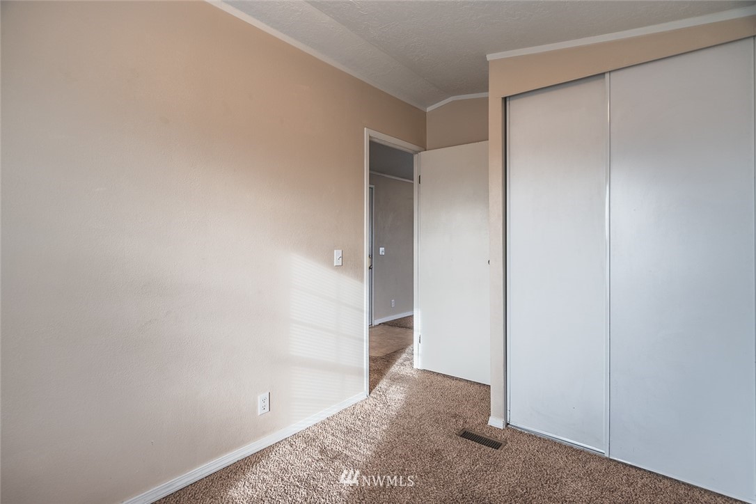 4727 Owens Road Northeast, Unit 20 Moses Lake, WA 98837 - Photo 10 of 36 a view of closet area