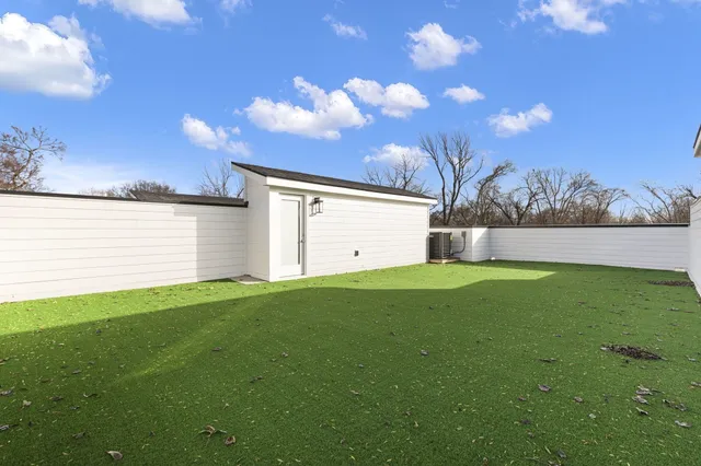 a view of a backyard