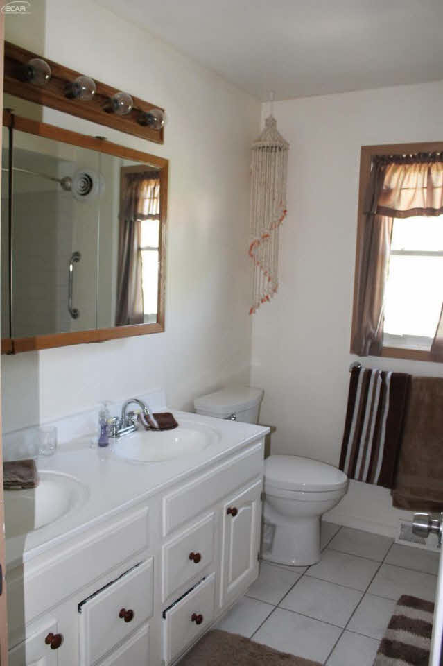 2140 Reid Road Flint, MI 48507 - Photo 19 of 48 21299021-18.JPG