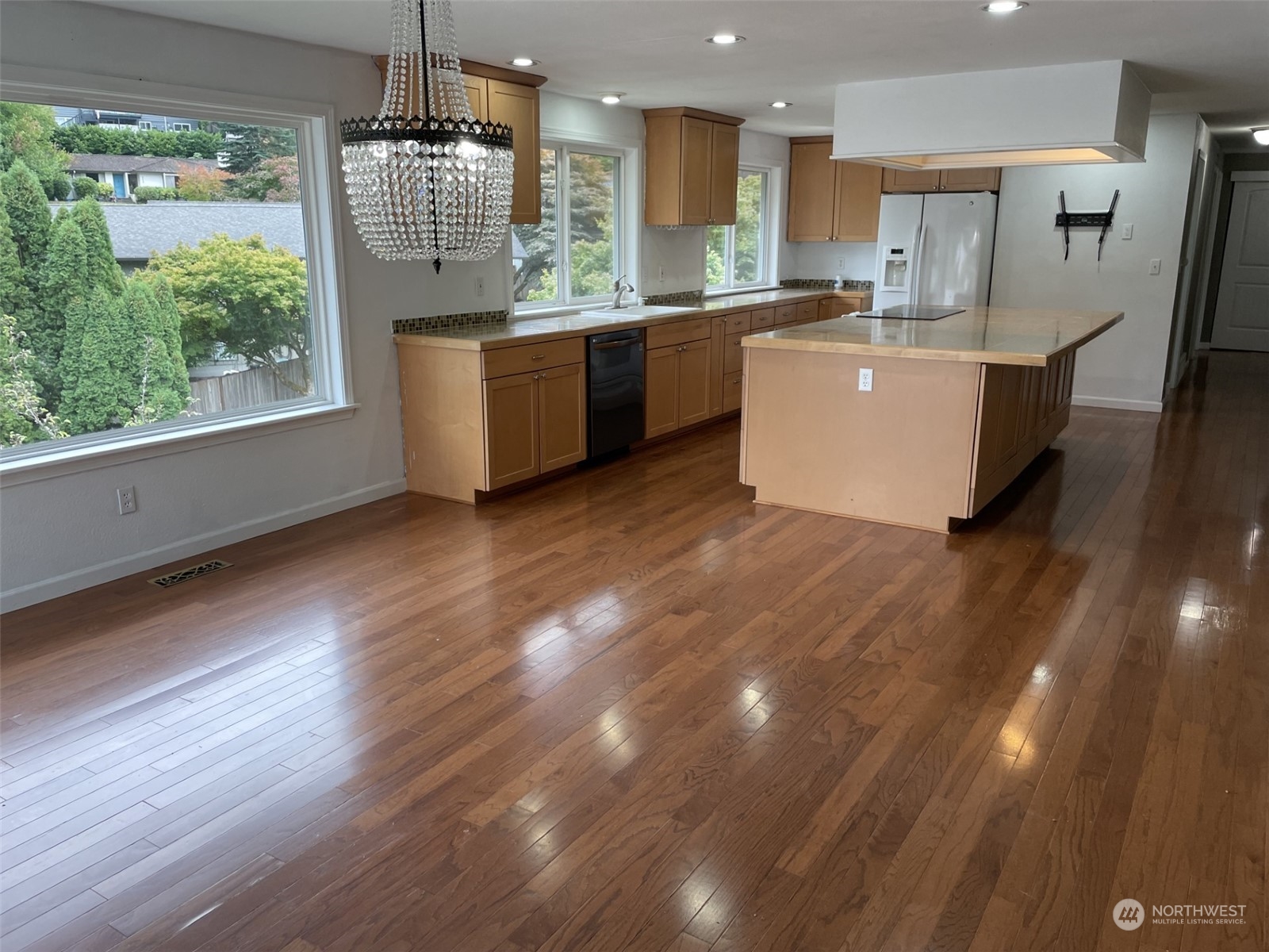 12211 Nyanza Road Southwest Lakewood, WA 98499 - Photo 3 of 10 Gallery Image 3