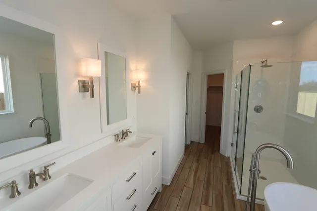 a view of empty room with window