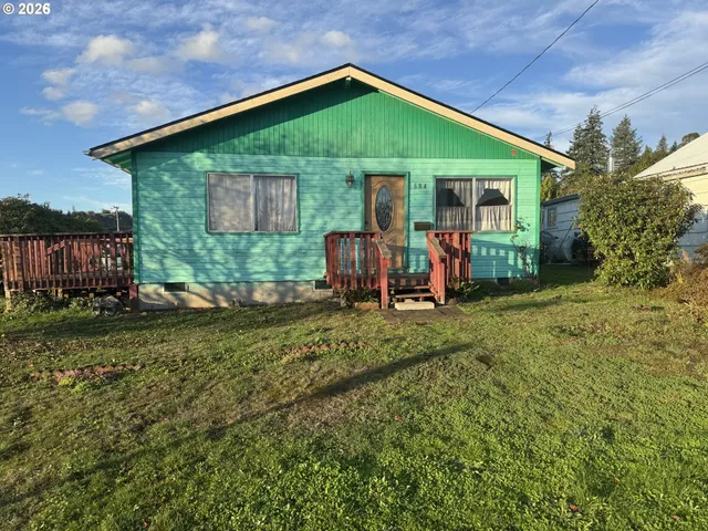 a view of a house with backyard and garden