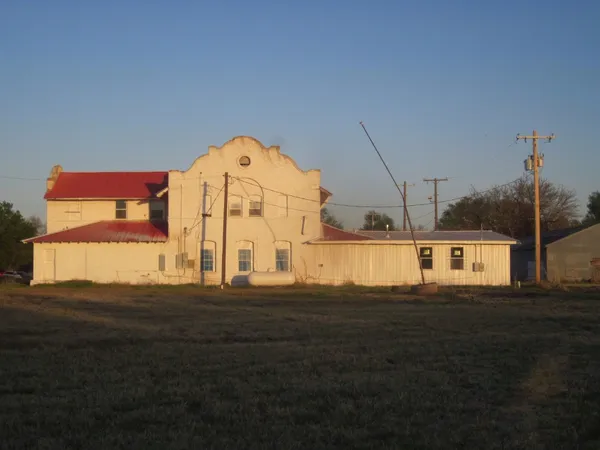 $200,000 | 207 10th Street Northwest, Childress, TX 79201