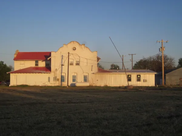 $200,000 | 207 10th Street Northwest, Childress, TX 79201