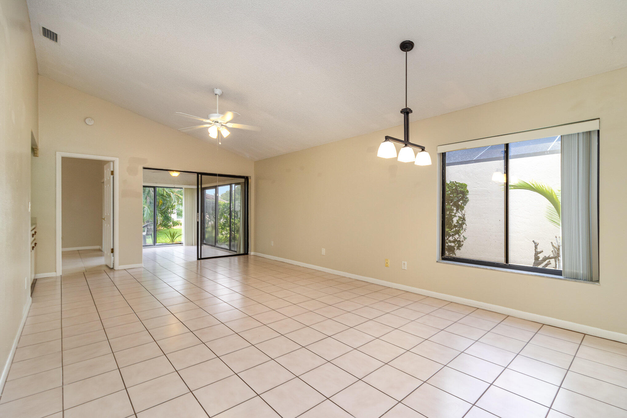 368 Myrtlewood Road Melbourne, FL 32940 - Photo 4 of 25 Main Living