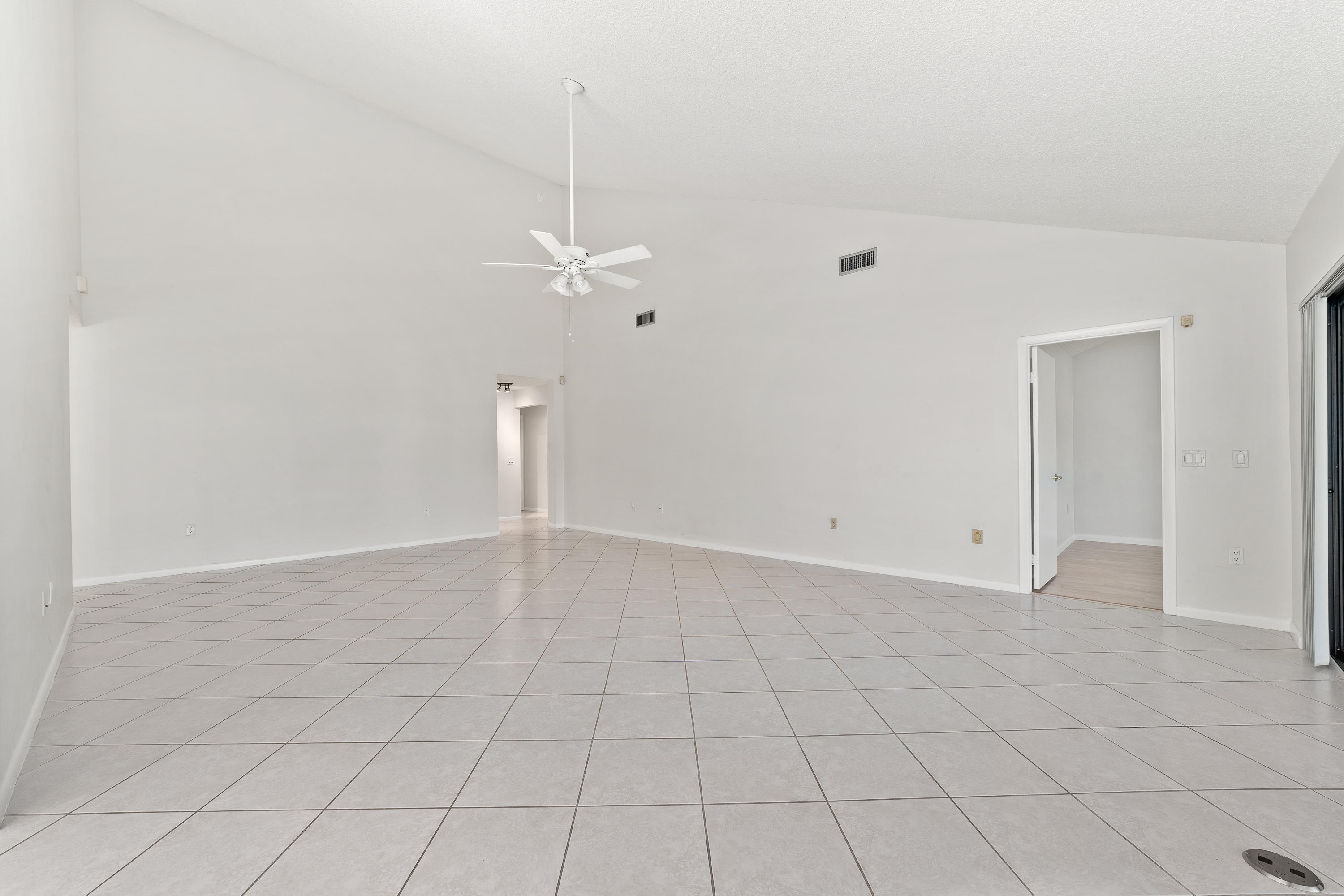 2630 Mohawk Circle West Palm Beach, FL 33409 - Photo 10 of 39 an empty room with an entryway