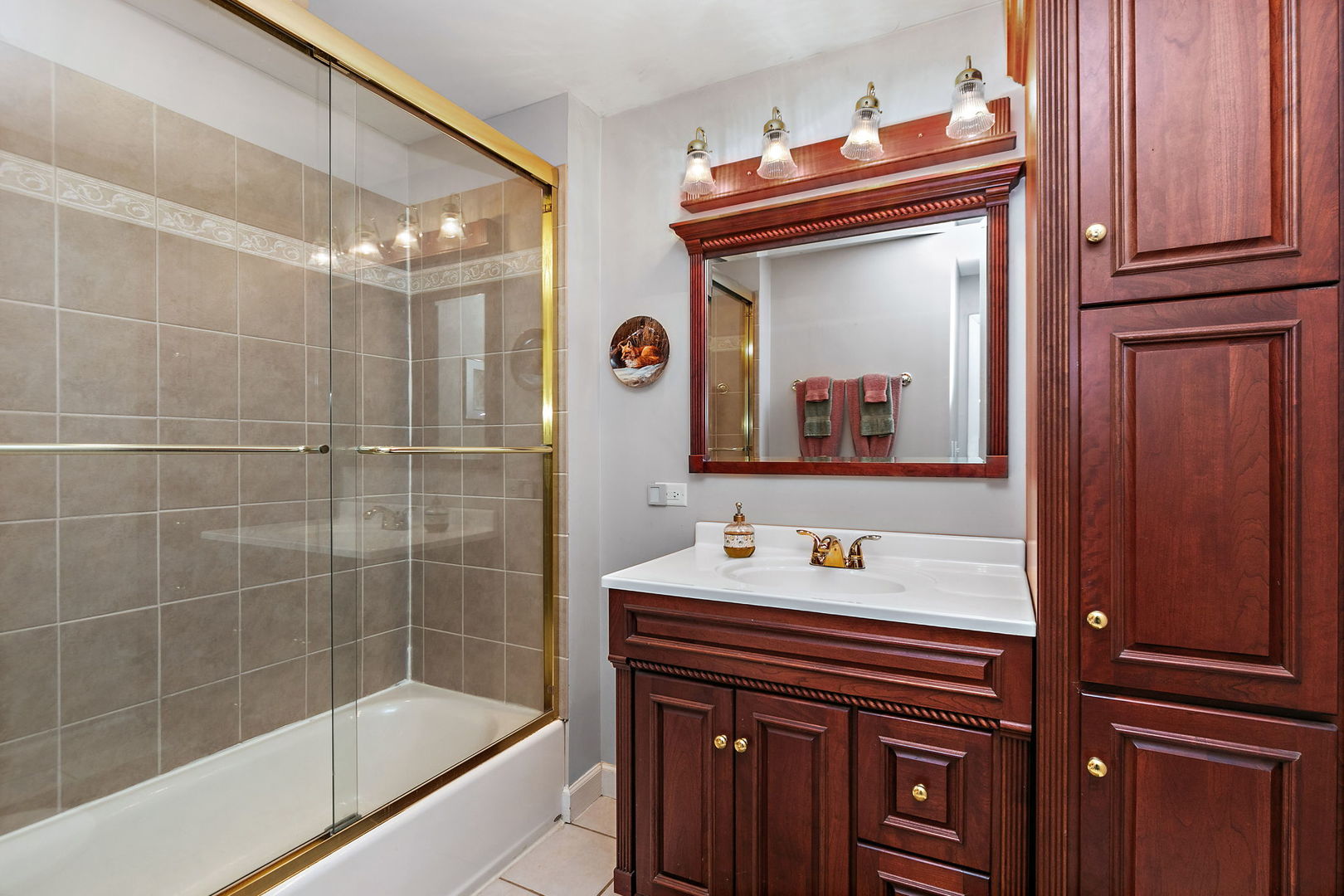 S031 Pearl Road West Chicago, IL 60185 - Photo 18 of 39 a bathroom with a sink a mirror and a bathtub