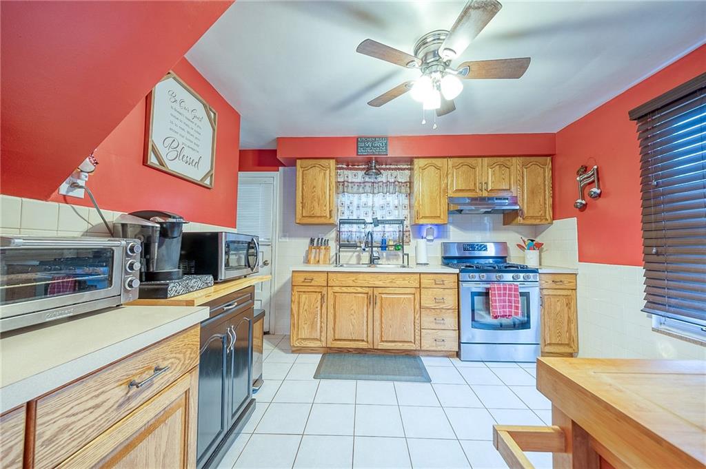 9424 Saltsburg Road Pittsburgh, PA 15239 - Photo 6 of 29 The cozy kitchen