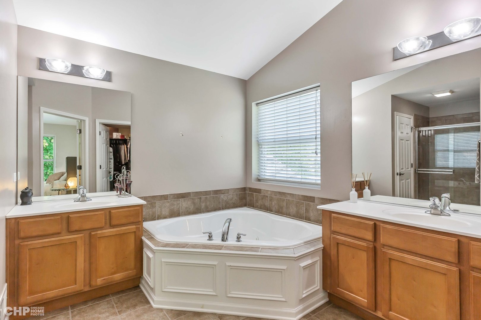 917 Blue Ridge Drive Streamwood, IL 60107 - Photo 19 of 46 a bathroom with a tub a sink and a mirror