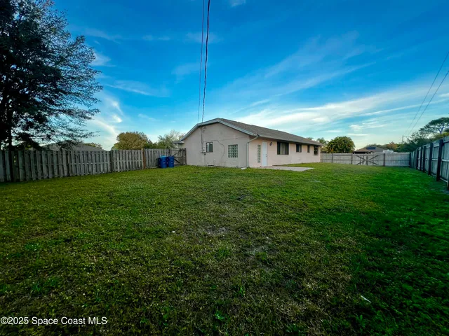 a view of a house with a big yard