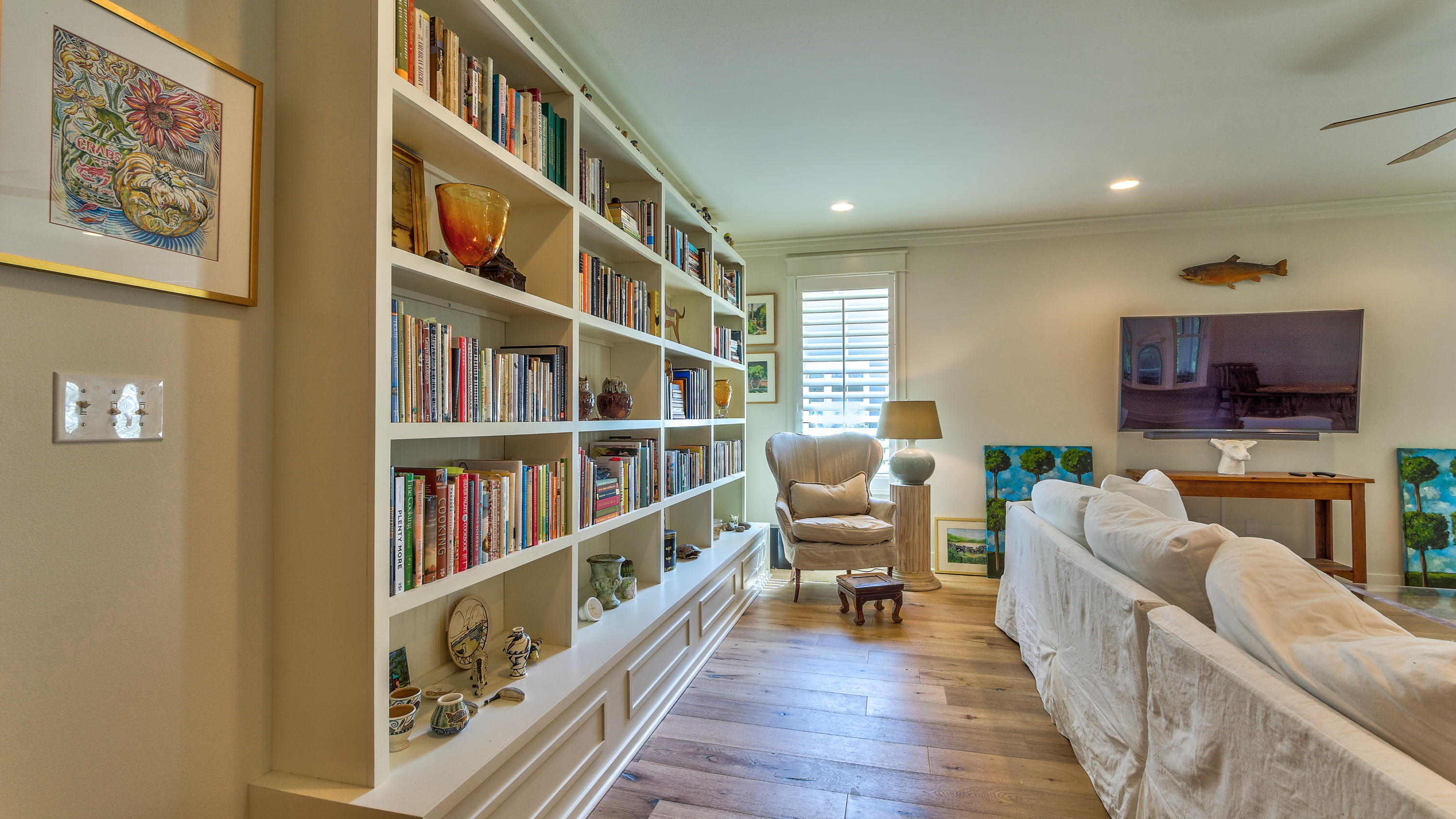425 Medley Street Watersound, FL 32461 - Photo 8 of 29 a living room with furniture and a book shelf