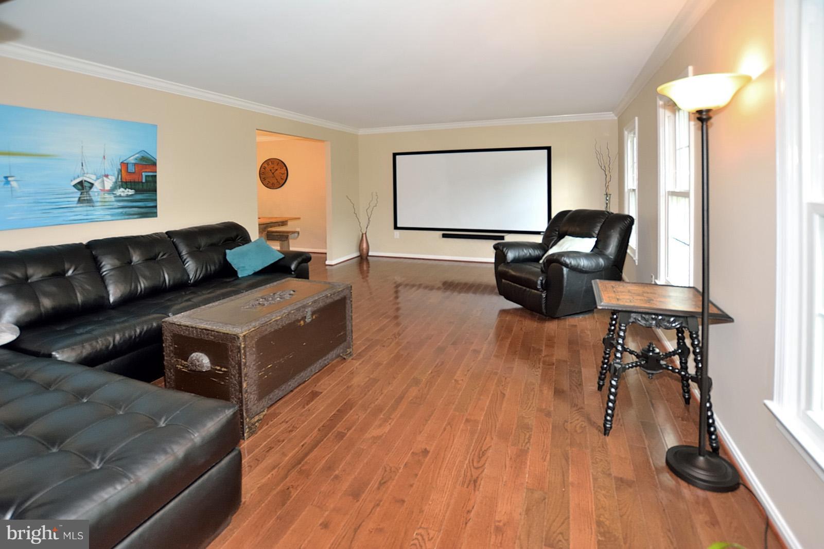 8008 West Point Drive Springfield, VA 22153 - Photo 3 of 30 Living Room