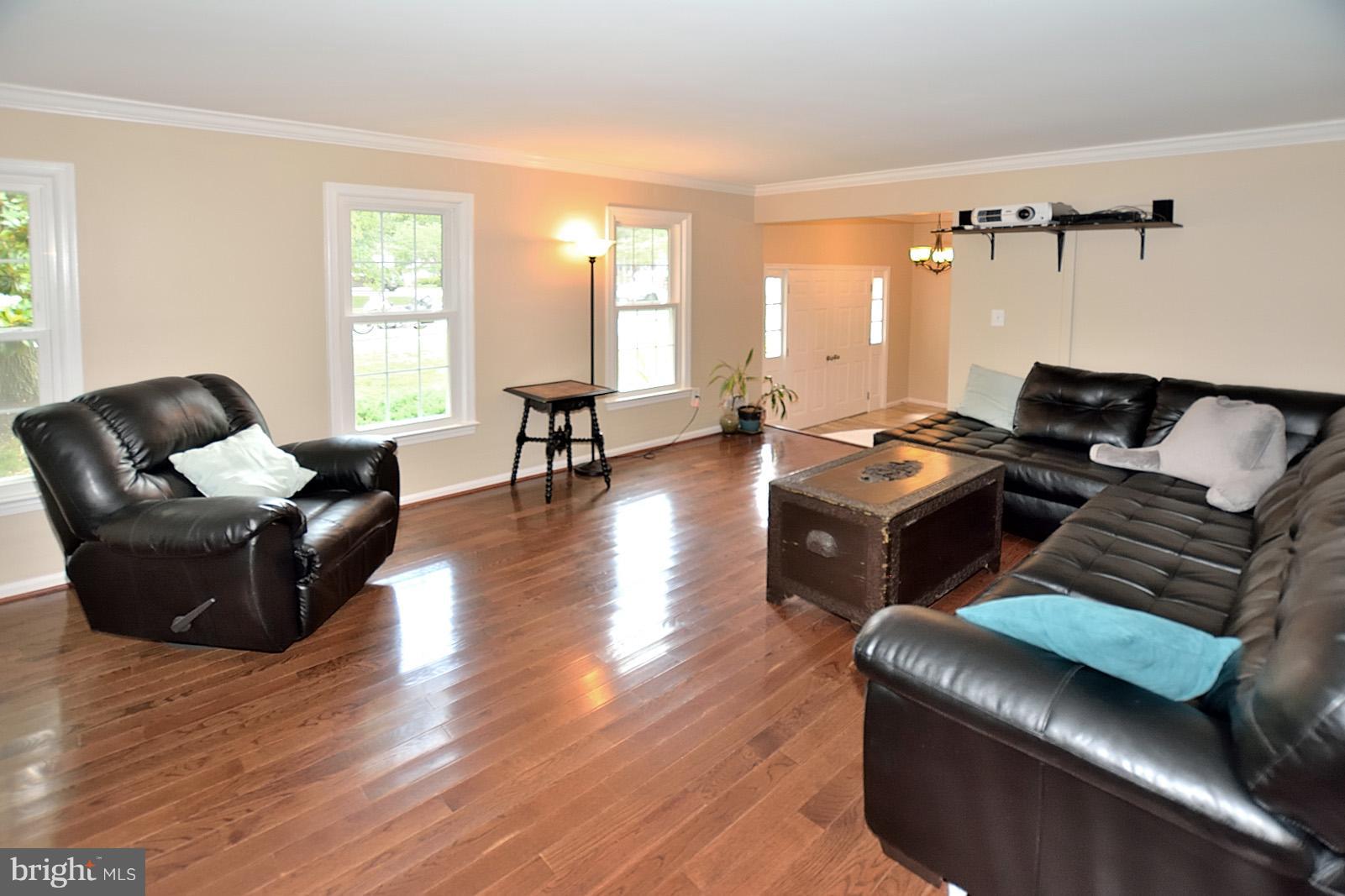 8008 West Point Drive Springfield, VA 22153 - Photo 4 of 30 Living Room