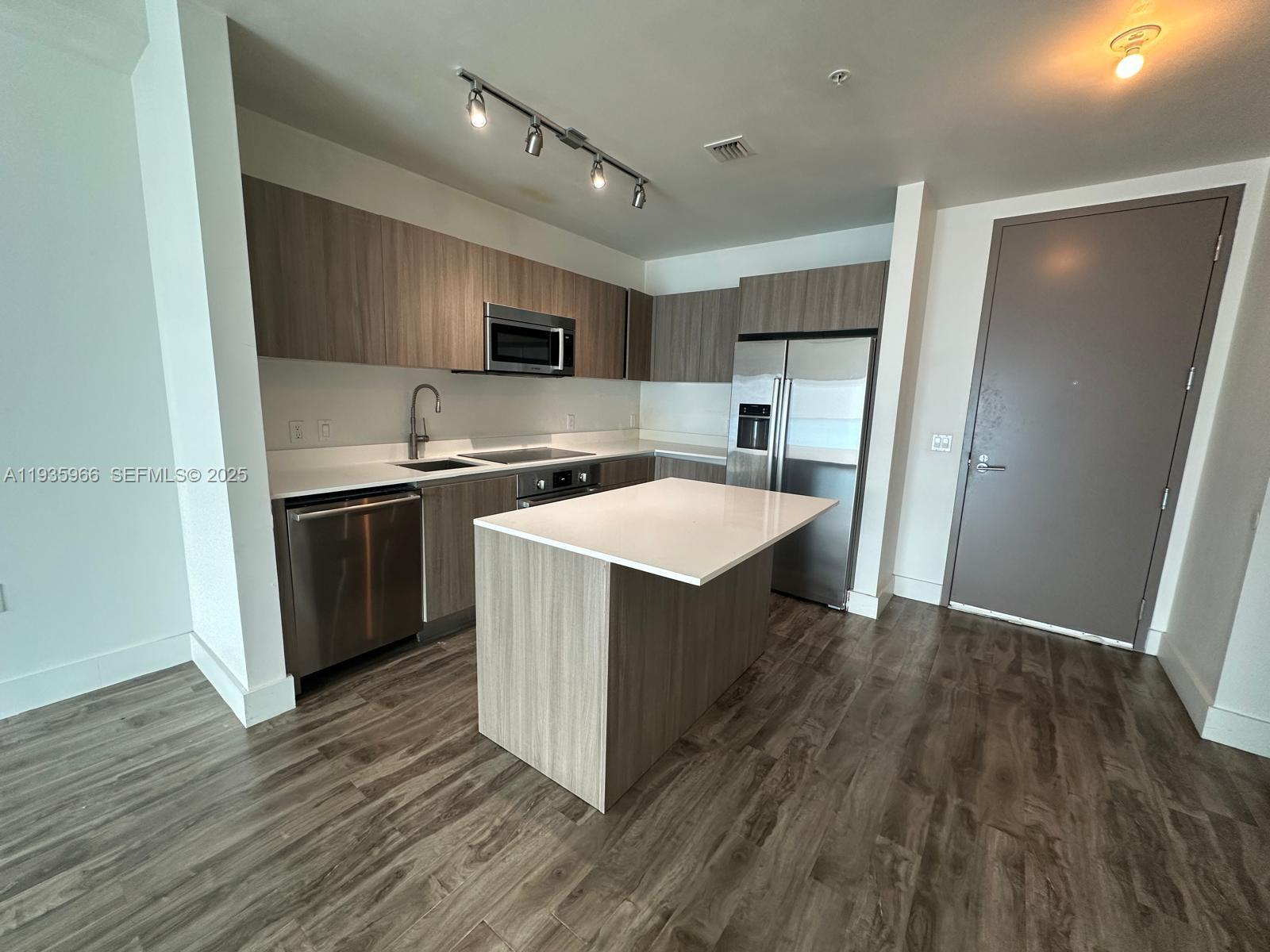 201 Southwest 17th Road, Unit 803 Miami, FL 33129 - Photo 5 of 16