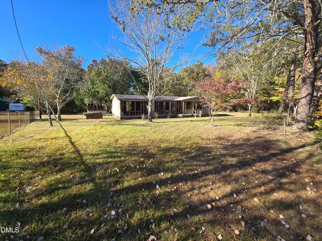 a view of a yard with a house