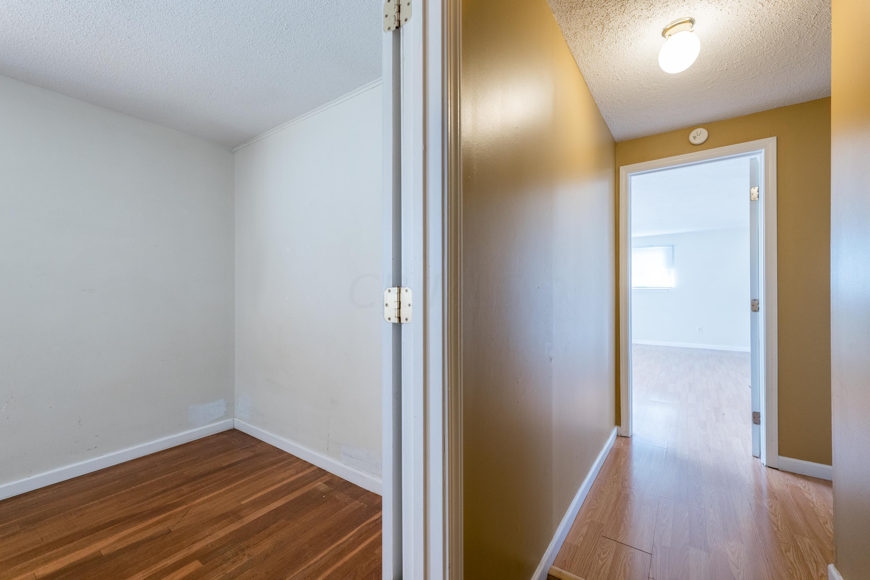 4985 Refugee Road Columbus, OH 43232 - Photo 28 of 74 Upper Hallway