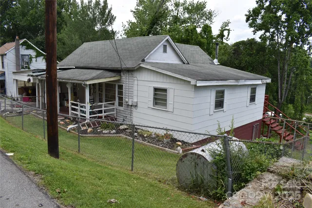 a view of a yard in front of a house with a yard