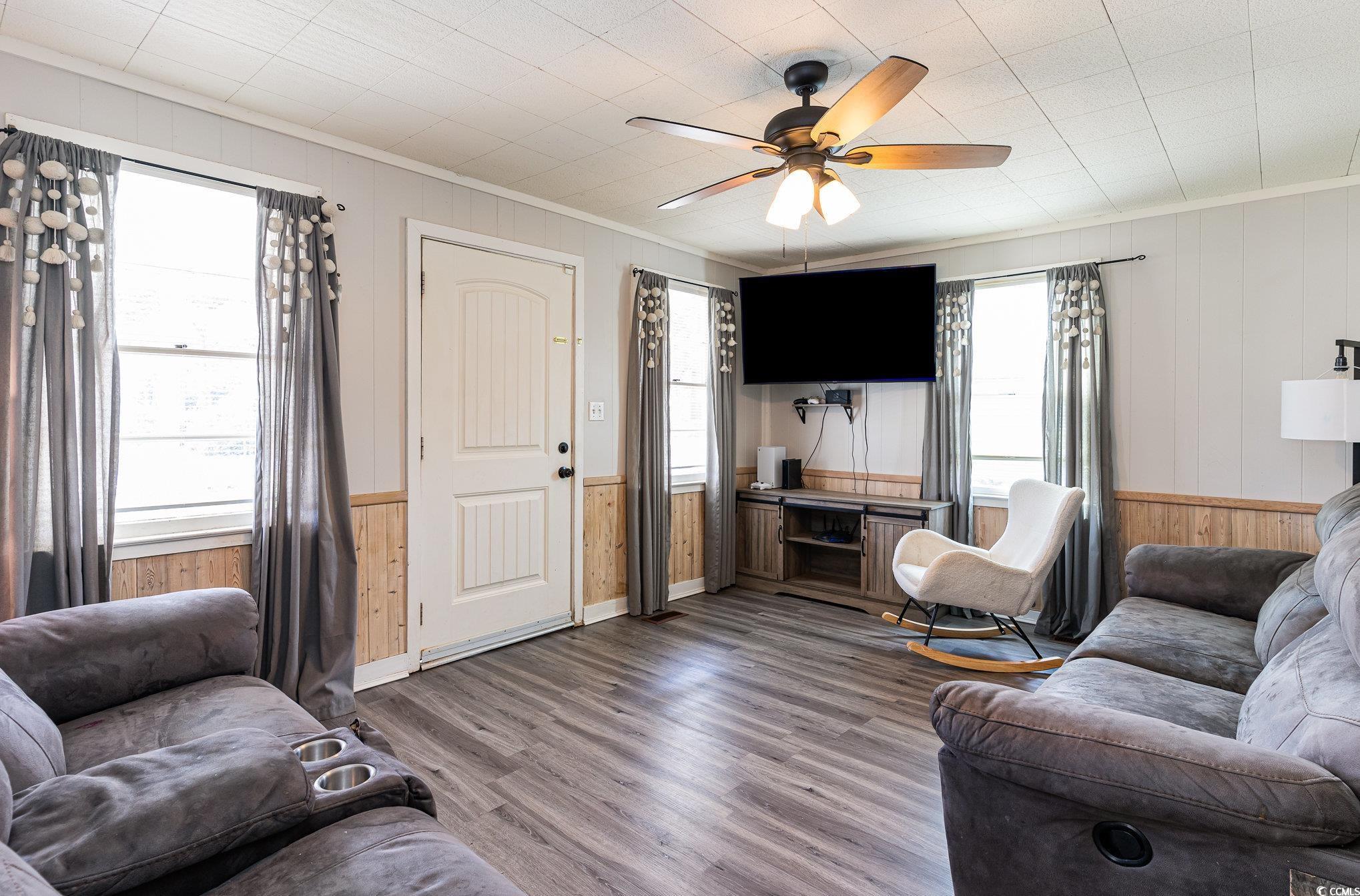 606 Britt Street Georgetown, SC 29440 - Photo 3 of 28 Living area featuring a wealth of natural light, c